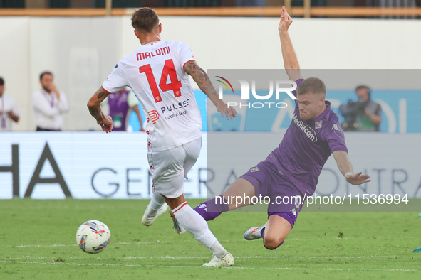 Lucas Beltran of ACF Fiorentina and Daniel Maldini of AC Monza battle for the ball during the Italian Serie A football match between ACF Fio...