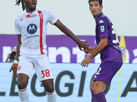 Danilo Cataldi of ACF Fiorentina and Warren Bondo of AC Monza battle for the ball during the Italian Serie A football match between ACF Fior...