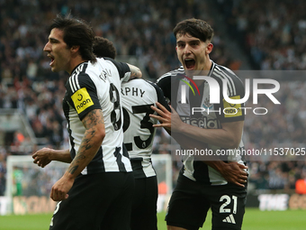 Tino Livramento celebrates with Sandro Tonali and Jacob Murphy during the Premier League match between Newcastle United and Tottenham Hotspu...