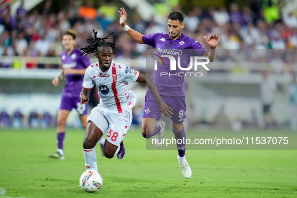 Warren Bondo of AC Monza and Rolando Mandragora of ACF Fiorentina compete for the ball during the Serie A Enilive match between ACF Fiorenti...