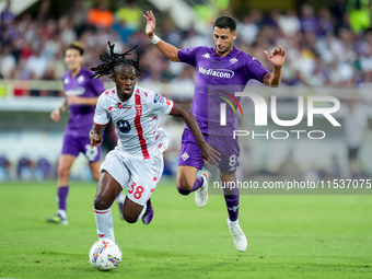 Warren Bondo of AC Monza and Rolando Mandragora of ACF Fiorentina compete for the ball during the Serie A Enilive match between ACF Fiorenti...