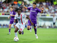 Warren Bondo of AC Monza and Rolando Mandragora of ACF Fiorentina compete for the ball during the Serie A Enilive match between ACF Fiorenti...