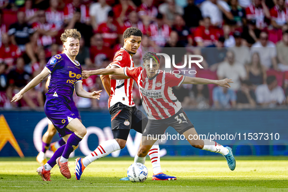 Go Ahead Eagles player Jakob Breum and PSV player Richard Ledezma during the match PSV vs. Go Ahead Eagles at the Philips Stadium for the Du...