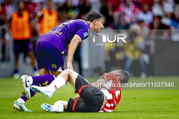 Go Ahead Eagles player Mats Deijl and PSV player Hirving Lozano during the match PSV vs. Go Ahead Eagles at the Philips Stadium for the Dutc...