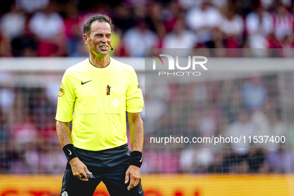 Referee Bas Nijhuis officiates the match between PSV and Go Ahead Eagles at the Philips Stadium for the Dutch Eredivisie 4th round season 20...