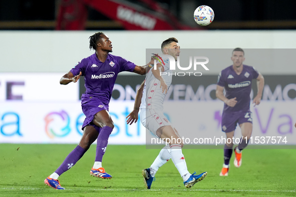 Cristian Kouame of ACF Fiorentina and Roberto Gagliardini of AC Monza compete for the ball during the Serie A Enilive match between ACF Fior...