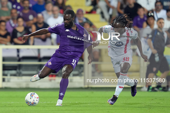 Jonathan Ikone of ACF Fiorentina and Warren Bondo of AC Monza compete for the ball during the Serie A Enilive match between ACF Fiorentina a...