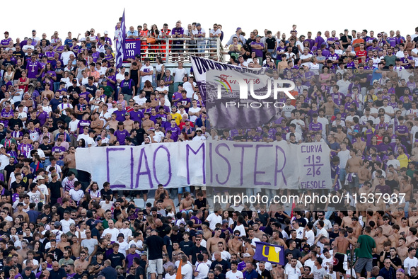 Supporters of ACF show a banner in memory of Sven-Goran Eriksson during the Serie A Enilive match between ACF Fiorentina and AC Monza at Sta...