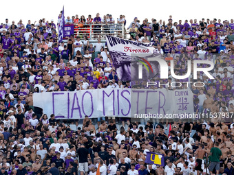 Supporters of ACF show a banner in memory of Sven-Goran Eriksson during the Serie A Enilive match between ACF Fiorentina and AC Monza at Sta...