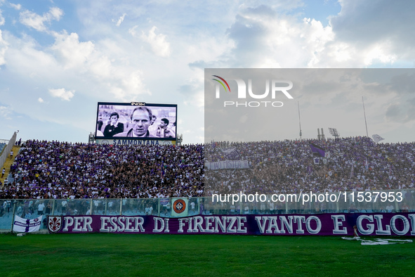 Supporters of ACF show a banner in memory of Sven-Goran Eriksson during the Serie A Enilive match between ACF Fiorentina and AC Monza at Sta...