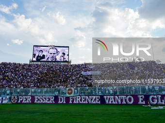 Supporters of ACF show a banner in memory of Sven-Goran Eriksson during the Serie A Enilive match between ACF Fiorentina and AC Monza at Sta...