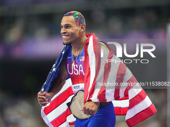 Roderick Townsend of United States of America celebrates winning gold in Mens High Jump t45 during the Paris 2024 Paralympic Games at Stade...