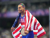 Roderick Townsend of United States of America celebrates winning gold in Mens High Jump t45 during the Paris 2024 Paralympic Games at Stade...