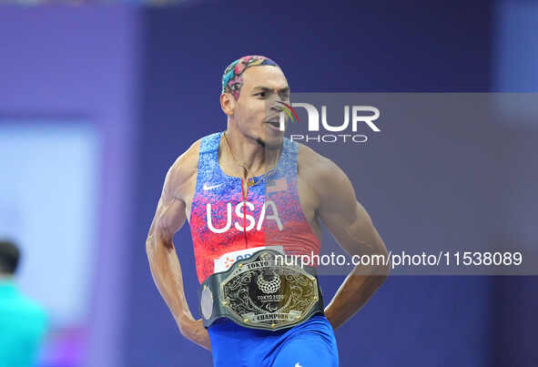 Roderick Townsend of United States of America celebrates winning gold in Mens High Jump t45 during the Paris 2024 Paralympic Games at Stade...