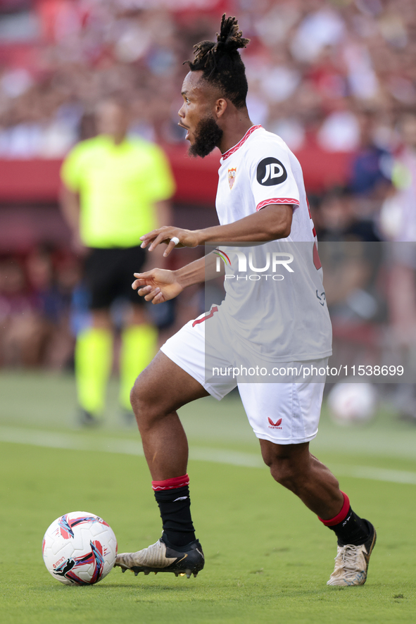 Chidera Ejuke of Sevilla FC controls the ball during the La Liga EA Sports match between Sevilla FC and Girona CF at Nuevo Mirandilla in Sev...