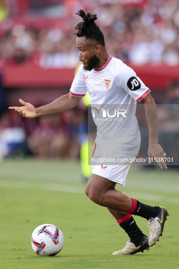 Chidera Ejuke of Sevilla FC runs with the ball during the La Liga EA Sports match between Sevilla FC and Girona CF at Nuevo Mirandilla in Se...