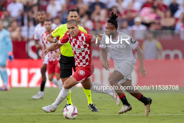 Chidera Ejuke of Sevilla FC runs with the ball during the La Liga EA Sports match between Sevilla FC and Girona CF at Nuevo Mirandilla in Se...