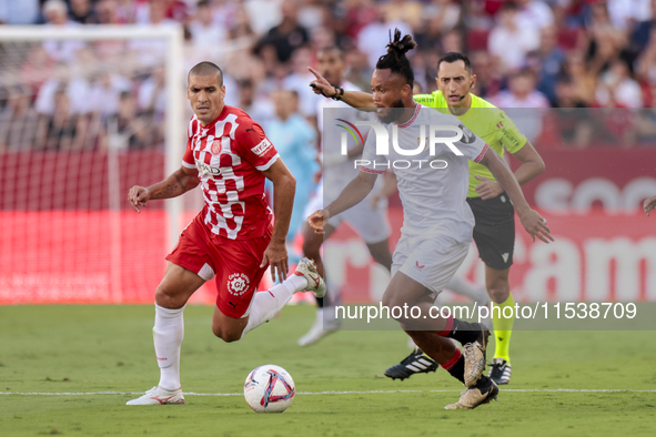 Chidera Ejuke of Sevilla FC runs with the ball during the La Liga EA Sports match between Sevilla FC and Girona CF at Nuevo Mirandilla in Se...