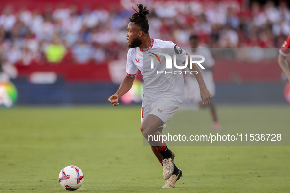 Chidera Ejuke of Sevilla FC runs with the ball during the La Liga EA Sports match between Sevilla FC and Girona CF at Nuevo Mirandilla in Se...