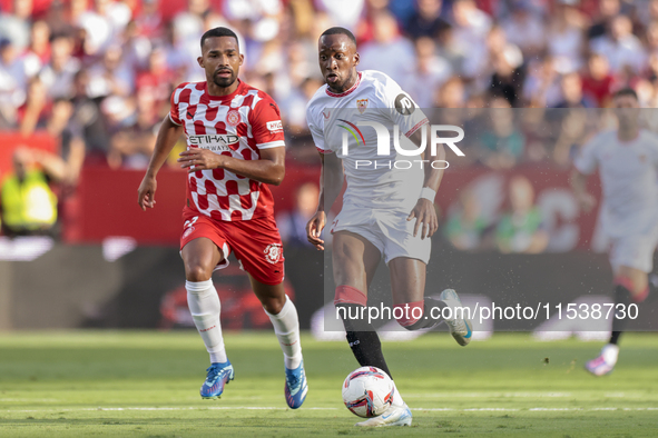 Dodi Lukebakio of Sevilla FC runs with the ball during the La Liga EA Sports match between Sevilla FC and Girona CF at Nuevo Mirandilla in S...