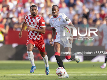 Dodi Lukebakio of Sevilla FC runs with the ball during the La Liga EA Sports match between Sevilla FC and Girona CF at Nuevo Mirandilla in S...