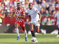 Dodi Lukebakio of Sevilla FC runs with the ball during the La Liga EA Sports match between Sevilla FC and Girona CF at Nuevo Mirandilla in S...