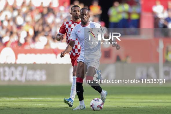 Dodi Lukebakio of Sevilla FC runs with the ball during the La Liga EA Sports match between Sevilla FC and Girona CF at Nuevo Mirandilla in S...