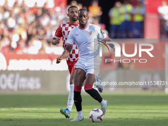 Dodi Lukebakio of Sevilla FC runs with the ball during the La Liga EA Sports match between Sevilla FC and Girona CF at Nuevo Mirandilla in S...