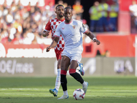 Dodi Lukebakio of Sevilla FC runs with the ball during the La Liga EA Sports match between Sevilla FC and Girona CF at Nuevo Mirandilla in S...