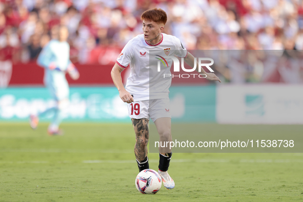 Valentin Barco of Sevilla FC passes the ball during the La Liga EA Sports match between Sevilla FC and Girona CF at Nuevo Mirandilla in Sevi...