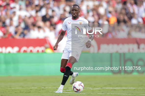 Dodi Lukebakio of Sevilla FC runs with the ball during the La Liga EA Sports match between Sevilla FC and Girona CF at Nuevo Mirandilla in S...