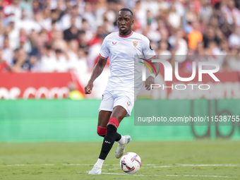 Dodi Lukebakio of Sevilla FC runs with the ball during the La Liga EA Sports match between Sevilla FC and Girona CF at Nuevo Mirandilla in S...