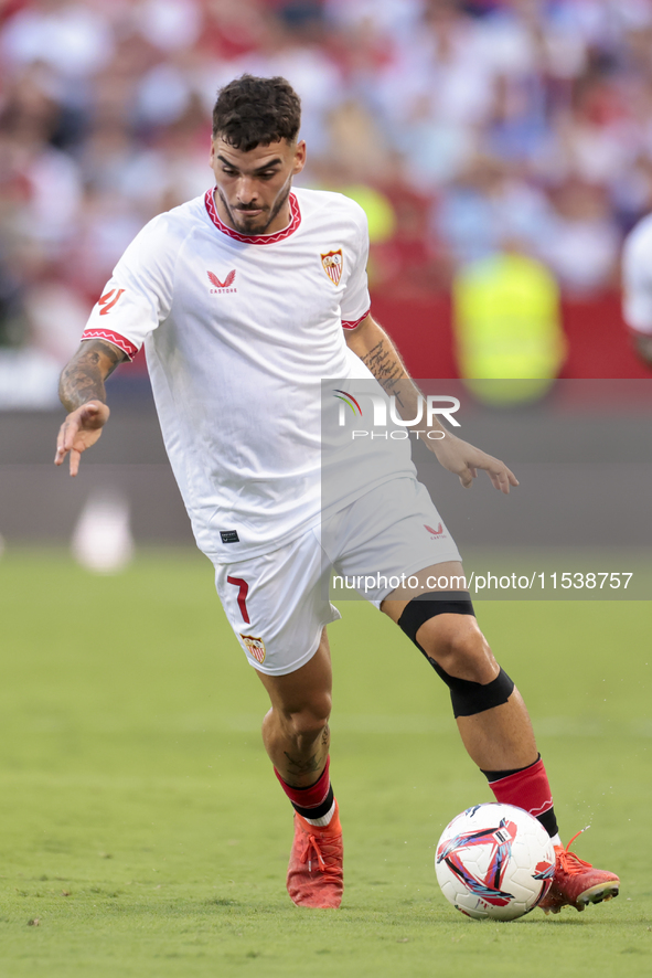 Isaac Romero of Sevilla FC runs with the ball during the La Liga EA Sports match between Sevilla FC and Girona CF at Nuevo Mirandilla in Sev...