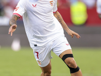 Isaac Romero of Sevilla FC runs with the ball during the La Liga EA Sports match between Sevilla FC and Girona CF at Nuevo Mirandilla in Sev...