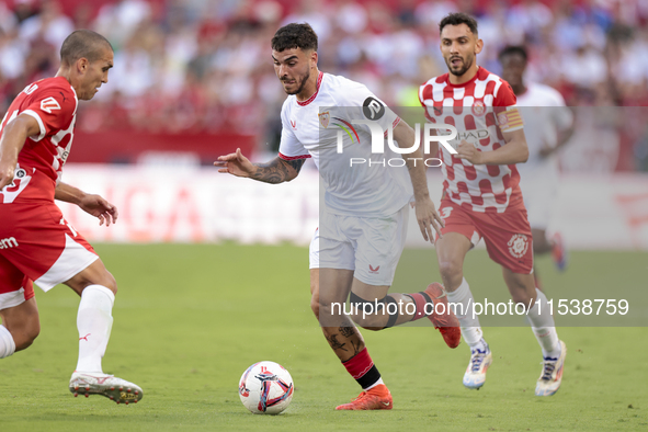 Isaac Romero of Sevilla FC runs with the ball during the La Liga EA Sports match between Sevilla FC and Girona CF at Nuevo Mirandilla in Sev...