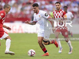 Isaac Romero of Sevilla FC runs with the ball during the La Liga EA Sports match between Sevilla FC and Girona CF at Nuevo Mirandilla in Sev...