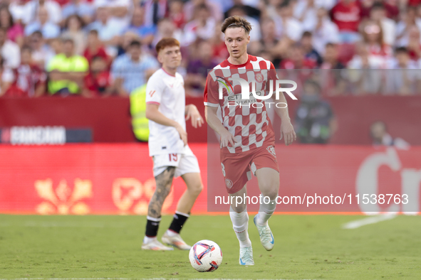 Viktor Tsygankov of Girona FC controls the ball during the La Liga EA Sports match between Sevilla FC and Girona CF at Nuevo Mirandilla in S...