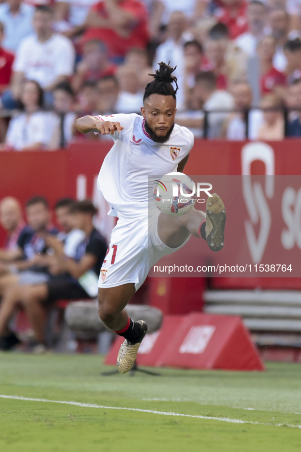 Chidera Ejuke of Sevilla FC controls the ball during the La Liga EA Sports match between Sevilla FC and Girona CF at Nuevo Mirandilla in Sev...