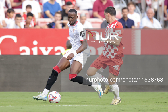 Dodi Lukebakio of Sevilla FC runs with the ball during the La Liga EA Sports match between Sevilla FC and Girona CF at Nuevo Mirandilla in S...