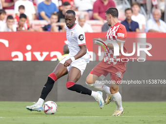 Dodi Lukebakio of Sevilla FC runs with the ball during the La Liga EA Sports match between Sevilla FC and Girona CF at Nuevo Mirandilla in S...