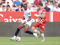 Dodi Lukebakio of Sevilla FC runs with the ball during the La Liga EA Sports match between Sevilla FC and Girona CF at Nuevo Mirandilla in S...