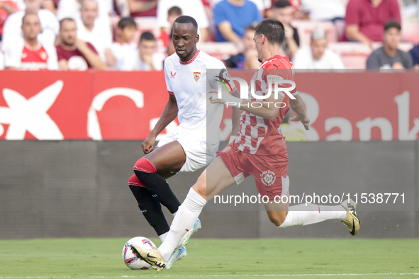 Dodi Lukebakio of Sevilla FC runs with the ball during the La Liga EA Sports match between Sevilla FC and Girona CF at Nuevo Mirandilla in S...