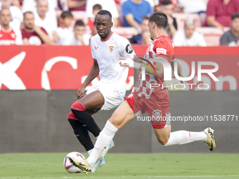 Dodi Lukebakio of Sevilla FC runs with the ball during the La Liga EA Sports match between Sevilla FC and Girona CF at Nuevo Mirandilla in S...