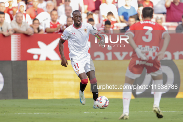 Dodi Lukebakio of Sevilla FC runs with the ball during the La Liga EA Sports match between Sevilla FC and Girona CF at Nuevo Mirandilla in S...