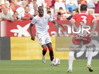 Dodi Lukebakio of Sevilla FC runs with the ball during the La Liga EA Sports match between Sevilla FC and Girona CF at Nuevo Mirandilla in S...