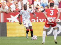 Dodi Lukebakio of Sevilla FC runs with the ball during the La Liga EA Sports match between Sevilla FC and Girona CF at Nuevo Mirandilla in S...