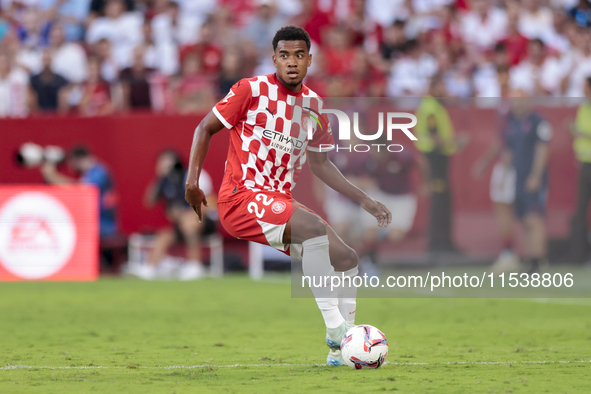 Jhon Solis of Girona FC controls the ball during the La Liga EA Sports match between Sevilla FC and Girona CF at Nuevo Mirandilla in Seville...