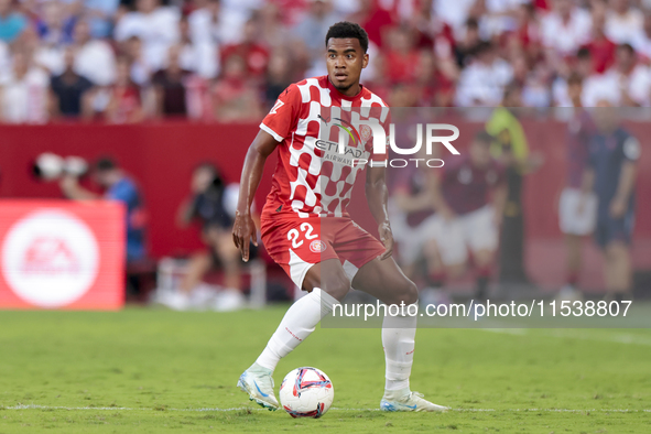 Jhon Solis of Girona FC controls the ball during the La Liga EA Sports match between Sevilla FC and Girona CF at Nuevo Mirandilla in Seville...