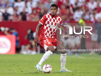 Jhon Solis of Girona FC controls the ball during the La Liga EA Sports match between Sevilla FC and Girona CF at Nuevo Mirandilla in Seville...