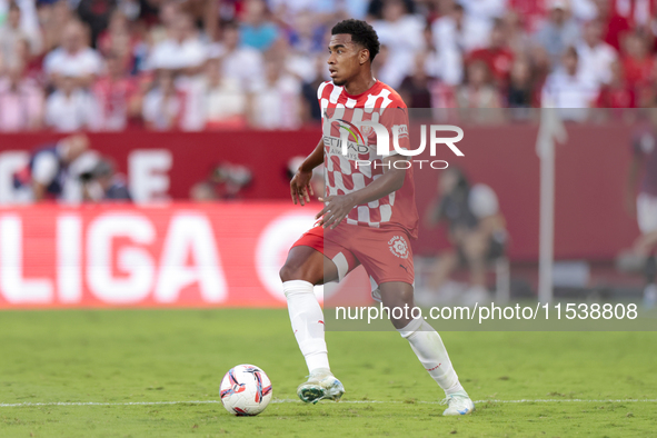 Jhon Solis of Girona FC controls the ball during the La Liga EA Sports match between Sevilla FC and Girona CF at Nuevo Mirandilla in Seville...